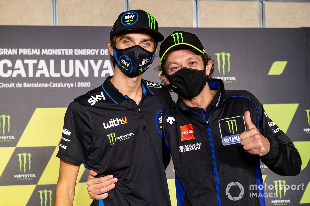 Valentino Rossi (kanan) yakin potensi Luca Marini (kiri) membuatnya mampu bersaing pada musim pertamanya di MotoGP pada 2021.