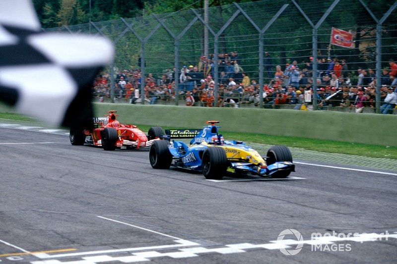 Fernando Alonso, Renault R25, recibe la bandera a cuadros por delante de Michael Schumacher, Ferrari F2005