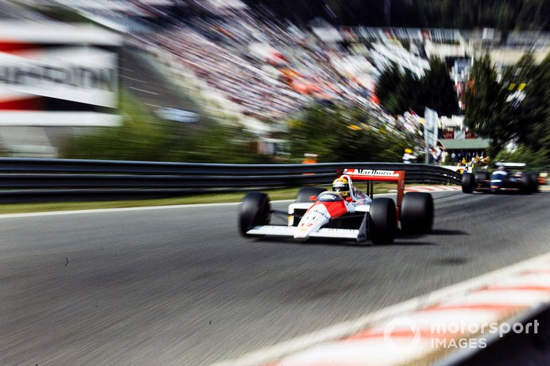 Айртон Сенна за рулем McLaren MP4/4 Honda