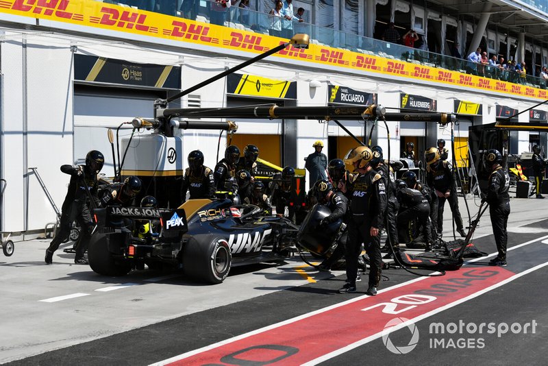 Kevin Magnussen, Haas VF-19, makes a pit stop