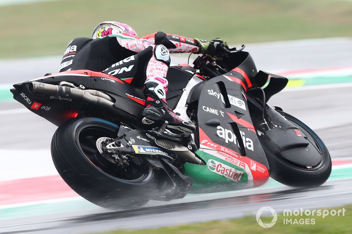 Aleix Espargaro, Aprilia Racing Team Gresini, turun dengan mudguard depan inovatif di lintasan basah Sirkuit Misano pada FP1 MotoGP Emilia Romagna.