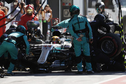 Lewis Hamilton, Mercedes AMG F1 W08, pitstop