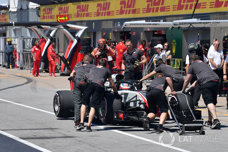Romain Grosjean, Haas F1 Team VF-18 pushed in pit lane during Q1