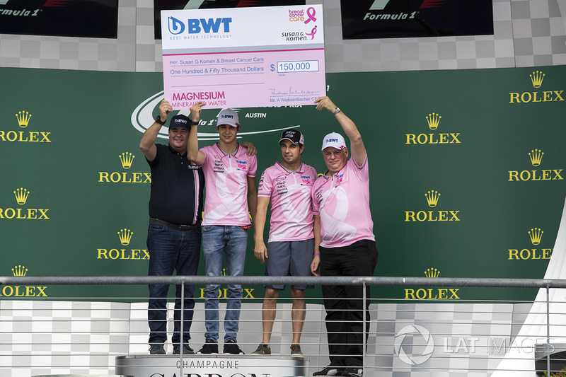 Lutz Hubner, BWT jefe Marketing, Esteban Ocon, Sahara Force India F1, Sergio Pérez, Sahara Force India y Otmar Szafnauer, Sahara Force India Formula Uno equipo COO con un cheque para Caridades del cáncer de mama en el de concientización