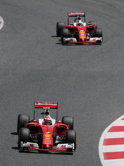 Kimi Raikkonen, Ferrari SF16-H lidera a su compañero Sebastian Vettel, Ferrari SF16-H en la vuelta d