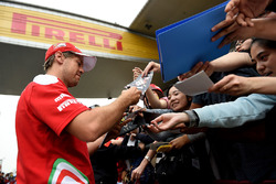 Sebastian Vettel, Ferrari, schreibt Autogramme für die Fans