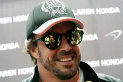 Fernando Alonso, McLaren, met de media