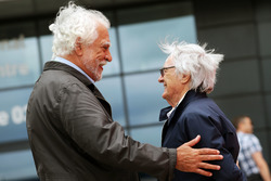 (Da sx a dx): Enrique Scalabroni con Bernie Ecclestone,