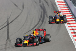 Daniil Kvyat, Red Bull Racing RB12 en Daniel Ricciardo, Red Bull Racing RB12