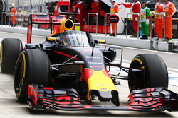 Daniel Ricciardo, Red Bull Racing RB12 with the Aero Screen