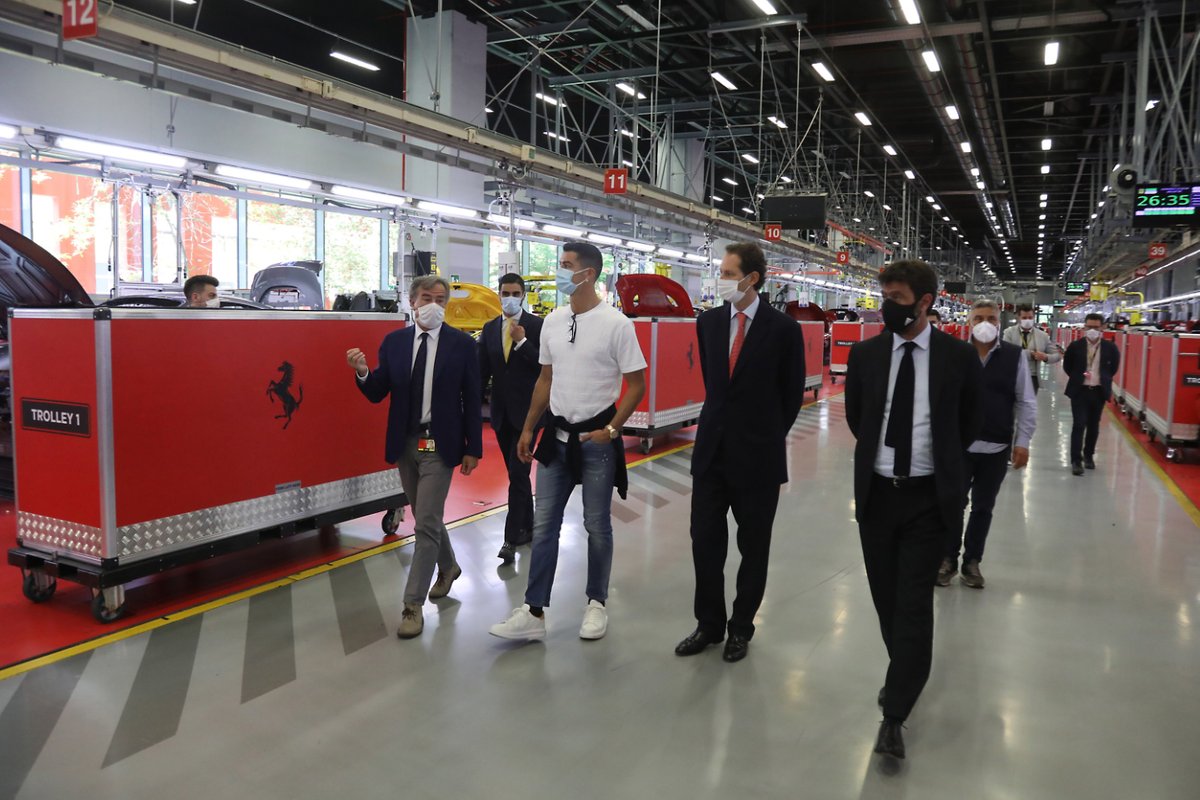 Cristiano Ronaldo e Andrea Agnelli, presidente Juventus, con John Elkann, in vista allo stabilimento Ferrari a Maranello