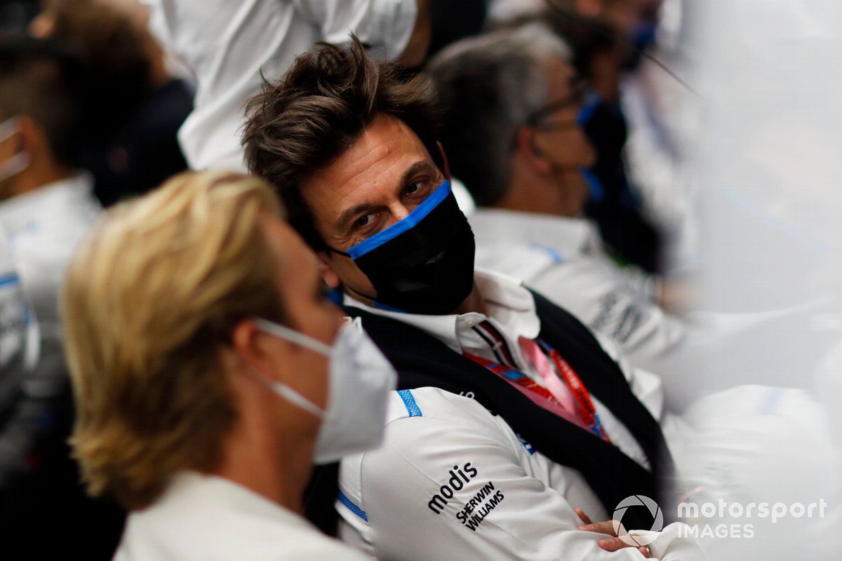 Toto Wolff (jefe de equipo, CEO, Mercedes AMG) en el garaje con Nico Rosberg
