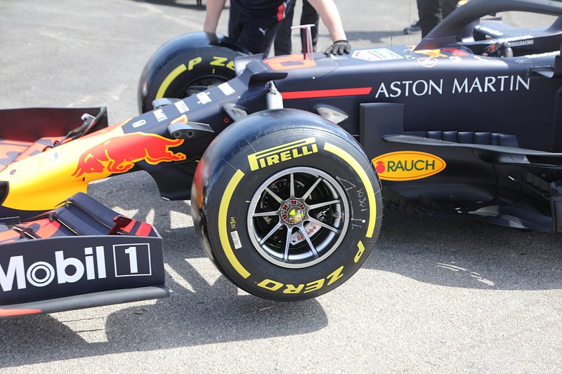 Red Bull Racing RB15, dettaglio della ruota anteriore tradizionale per il GP di Francia