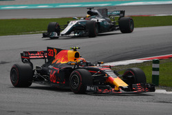 Max Verstappen, Red Bull Racing RB13 leads Lewis Hamilton, Mercedes-Benz F1 W08