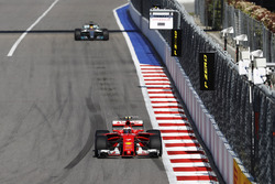Kimi Räikkönen, Ferrari SF70H; Lewis Hamilton, Mercedes AMG F1 W08