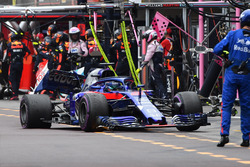 Brendon Hartley, Scuderia Toro Rosso STR13 si ritira dalla gara dopo essere stato colpito da Charles Leclerc, Sauber C37