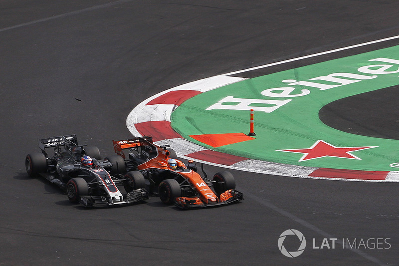 Fernando Alonso, McLaren MCL32 and Romain Grosjean, Haas F1 Team VF-17 battle