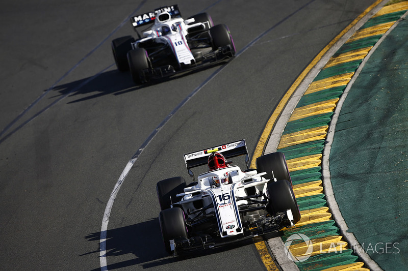 Charles Leclerc, Sauber C37 Ferrari, precede Lance Stroll, Williams FW41 Mercedes