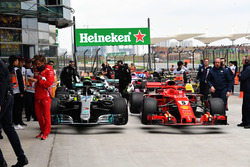 Valtteri Bottas, Mercedes-AMG F1 W09 EQ Power+ ve Sebastian Vettel, Ferrari SF71H, parc ferme