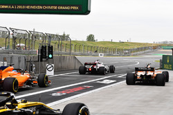 Fernando Alonso, McLaren MCL33, Marcus Ericsson, Sauber C37 ve Stoffel Vandoorne, McLaren MCL33
