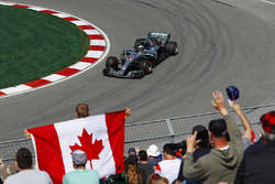 Lewis Hamilton, Mercedes AMG F1 W09, waves to fans