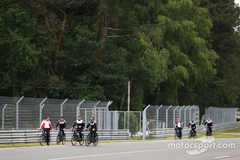 Alexander Wurz, Fernando Alonso, Sébastien Buemi, Kazuki Nakajima, Toyota Gazoo Racing bike the trac