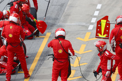 I meccanici Ferrari attendono Kimi Raikkonen, Ferrari SF71H, per effettuare un pit stop
