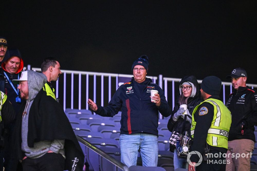 La policía desaloja a los fans de una grada en Las Vegas.