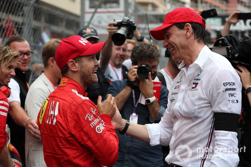 Le deuxième, Sebastian Vettel, Ferrari, parle avec Toto Wolff, directeur exécutif de Mercedes AMG