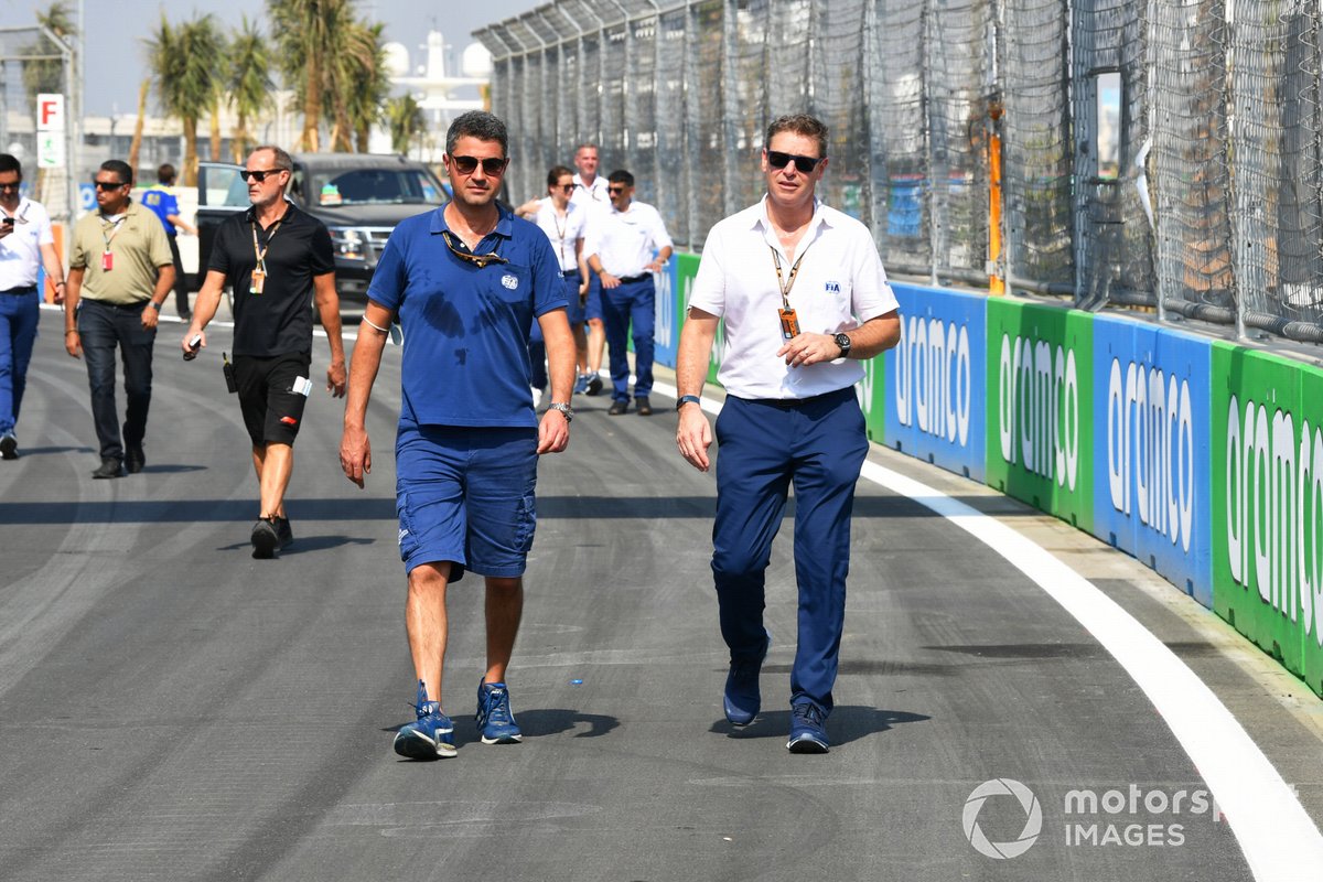Michael Masi, Race Director, berjalan di trek dengan kolega dari FIA