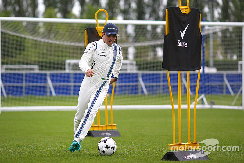 Felipe Massa, Williams plays football at Chelsea FC's facilities