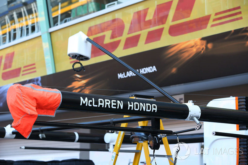 McLaren pit box boom