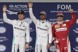 Top-drie: Nico Rosberg, Mercedes AMG F1, tweede; Lewis Hamilton, Mercedes AMG F1, pole; Kimi Raikkon