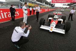 Технічний директор Mercedes AMG F1 Падді Лоу і Стоффель Вандорн, McLaren, за кермом McLaren MP4/5 19