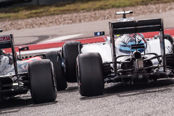 Fernando Alonso, McLaren MP4-31 en Felipe Massa, Williams FW38 maken contact