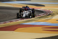 Marcus Ericsson, Sauber C37 Ferrari, Pierre Gasly, Toro Rosso STR13 Honda