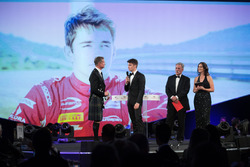 Chase Carey, CEO, Formula One, yılın çaylağı ödülünü Charles Leclerc'e veriyor