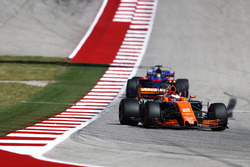 Стоффель Вандорн, McLaren MCL32, и Брендон Хартли, Scuderia Toro Rosso STR12