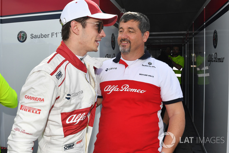 Charles Leclerc, Sauber, festeggia con il team