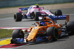 Фернандо Алонсо, McLaren MCL33, и Эстебан Окон, Sahara Force India F1 VJM11