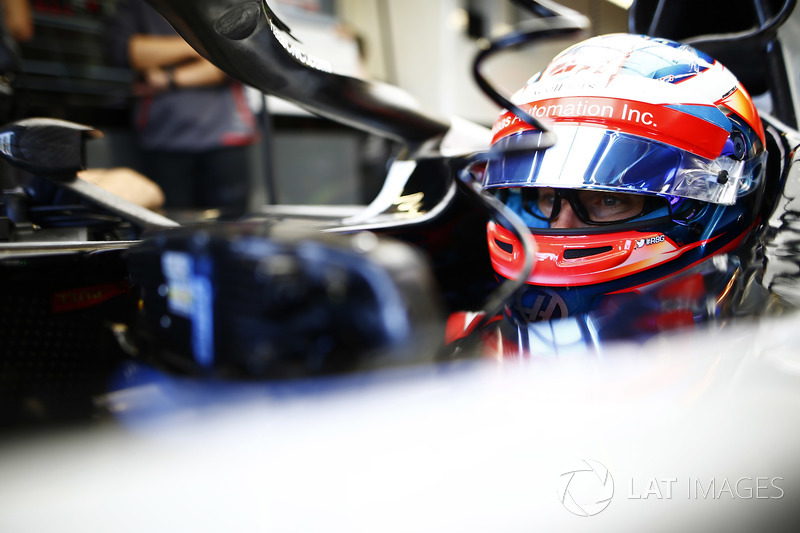 Romain Grosjean, Haas F1 Team, indossa un paio di occhiali con una telecamera televisiva