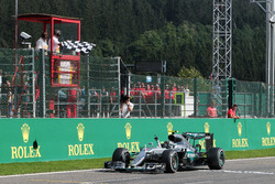 Racewinnaar Nico Rosberg, Mercedes AMG F1 W07 Hybrid viert zijn overwinning