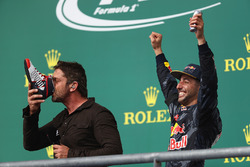 Acteur Gerard Butler doet een shoey op het podium met Daniel Ricciardo, Red Bull Racing