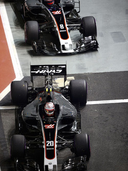 Kevin Magnussen, Haas F1 Team VF-17, Romain Grosjean, Haas F1 Team VF-17