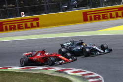 Sebastian Vettel, Ferrari SF70H; Lewis Hamilton, Mercedes AMG F1 W08