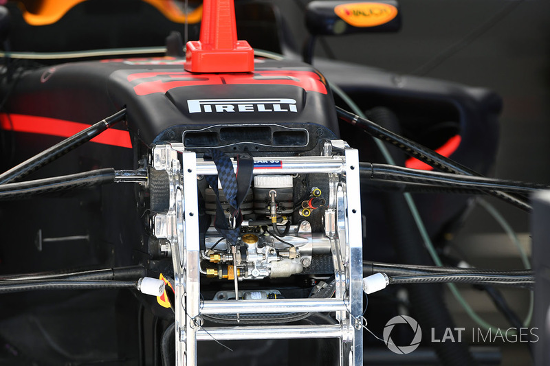 Red Bull Racing RB13 ön süspansiyon ve şasi detay