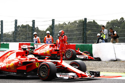Sebastian Vettel, Ferrari SF70H, supera la monoposto incidentata di Kimi Raikkonen, Ferrari SF70H, mentre il finlandese esce dall'abitacolo