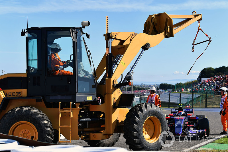 El coche de Carlos Sainz Jr., Scuderia Toro Rosso STR12 y la grúa