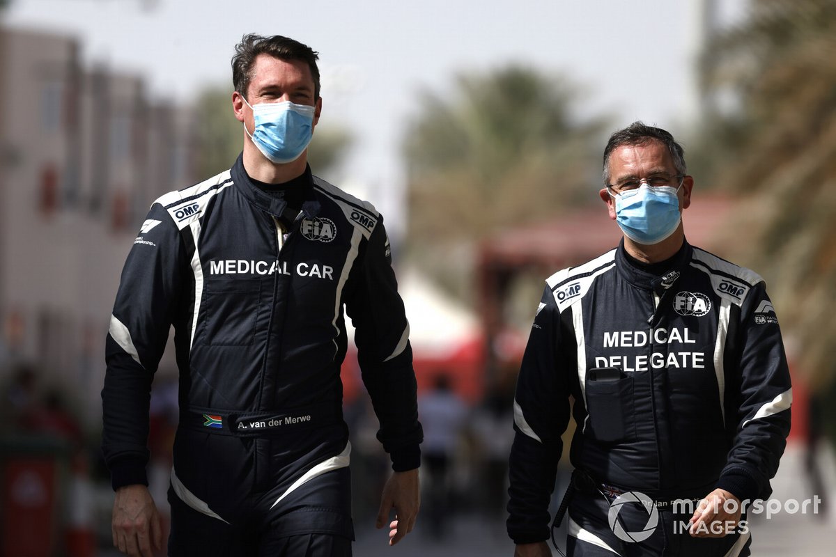 Alan van der Merwe, Medical Car Driver, FIA, dan Dr Ian Roberts, Medical Delegate, FIA