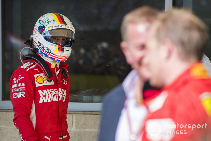 Sebastian Vettel, Ferrari, regarde Kimi Raikkonen, Ferrari, être interviewé par Martin Brundle, Sky Sports F1.